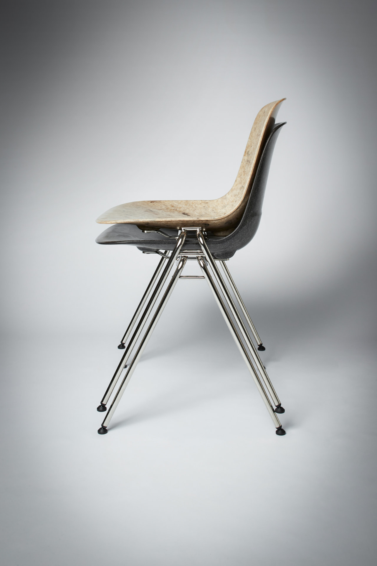 Chaise Hembury — empilable, piètement chrome