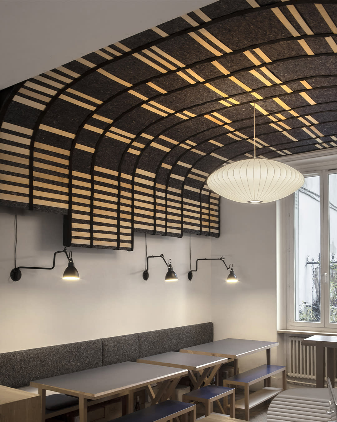 Voûte acoustique en panneaux textiles recyclés au-dessus d'une salle de restaurant
