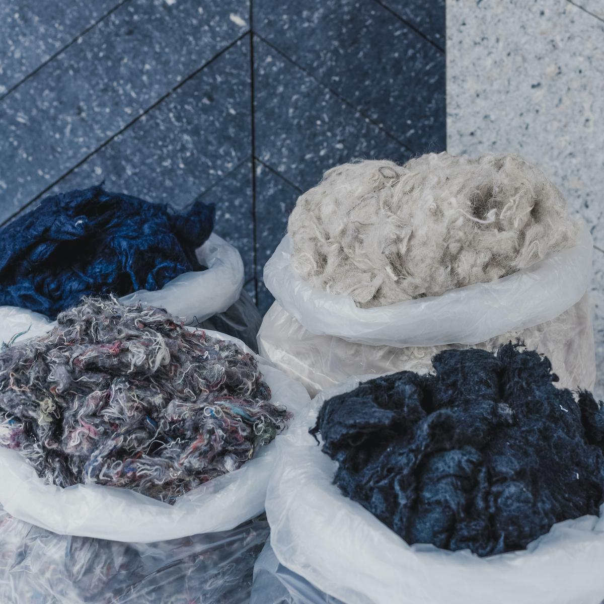 Sacs de fibres textiles recyclées de différentes couleurs