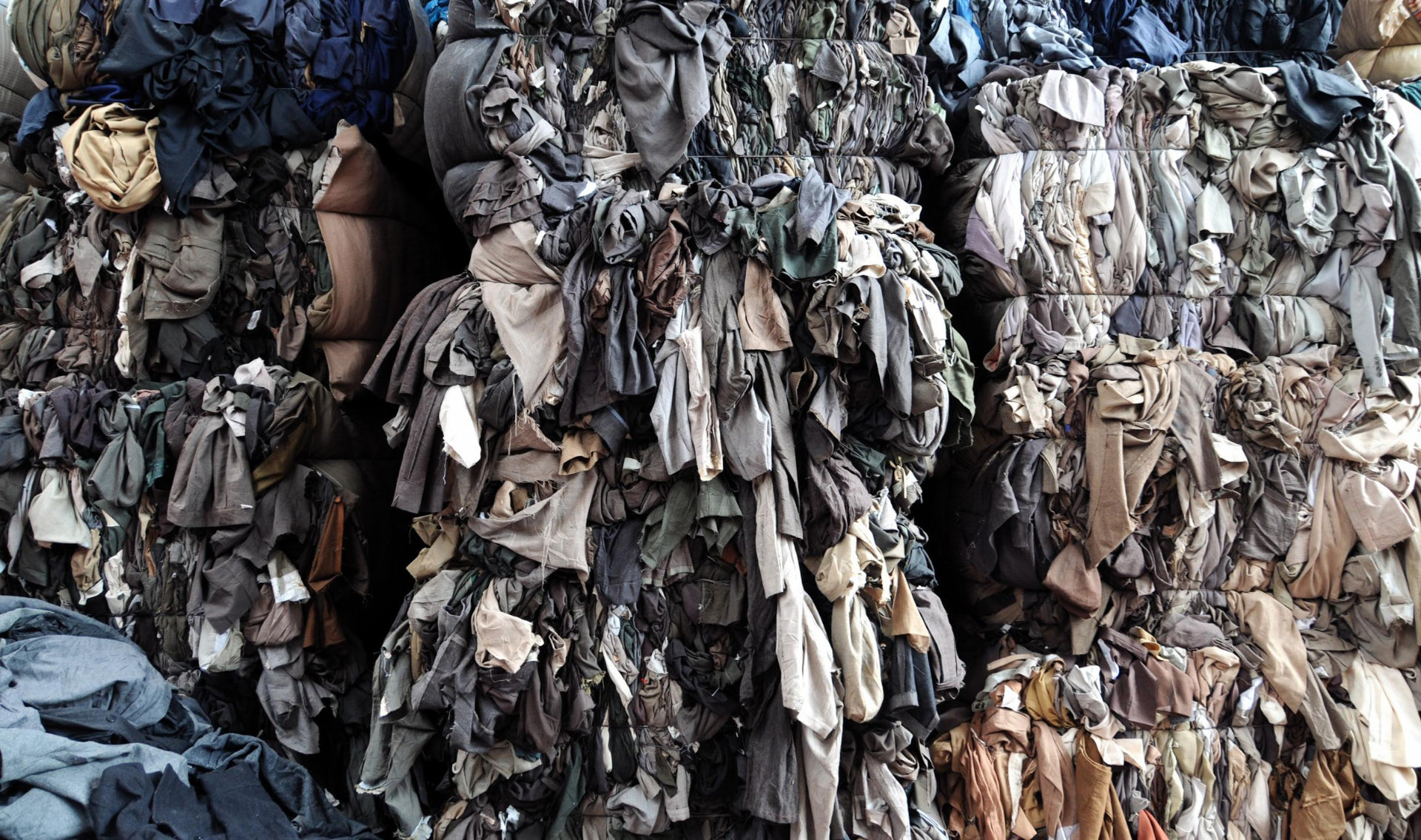 Ballots de textiles recyclés empilés